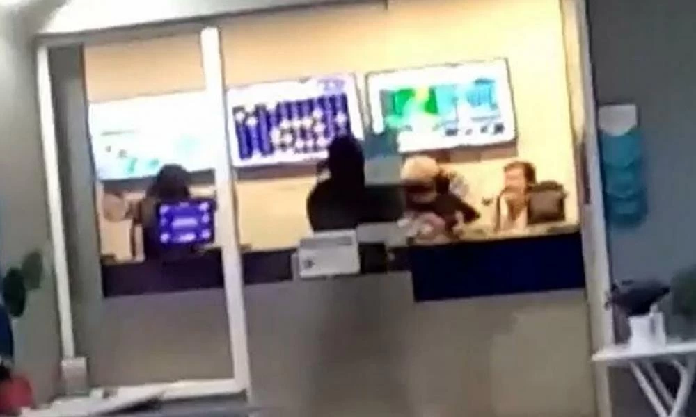 Σοκάρουν οι εικόνες με οπλισμένο ληστή σε πρακτορείο ΟΠΑΠ